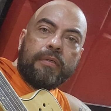 Professor de Física, humanista e músico amador.