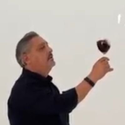 17 años escribiendo de vinos y alcoholes. Conocer de tequila, Tequila Talks. Encauzador de almas etilicas. No me hablen de UD si somos casi de la edad