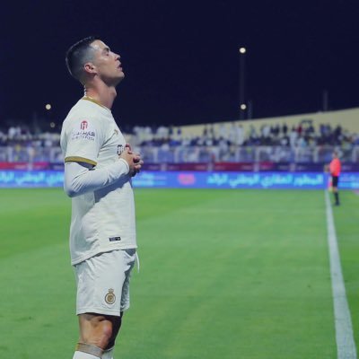 A fan of Al-Nasr International Club. 🇺🇦lov Majed Abdullah and Muhaisen Al Jamaan in the past # I adore Abdul Ilah Al Omari and Sultan Al Ghannam now 😴💛