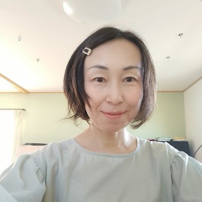 元保育士のリトミック講師です。
リトミックが大好きでリトミック講師になりました❤
様々なお子さんとの出会いの中で、発達についてもしっかり学び、個々を伸ばすレッスンをしたいと思い、日々学び続けているところです。
リトミック、発達の学び、イノチグラス作成、爬虫類と遊ぶことが楽しすぎる毎日です❤