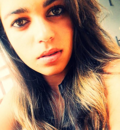 Eu choro. Eu me decepciono. Eu sorrio. Eu rio. Eu amo. Eu brigo. Eu xingo. Eu me irrito. Eu fico triste. Eu erro. Eu sou humana