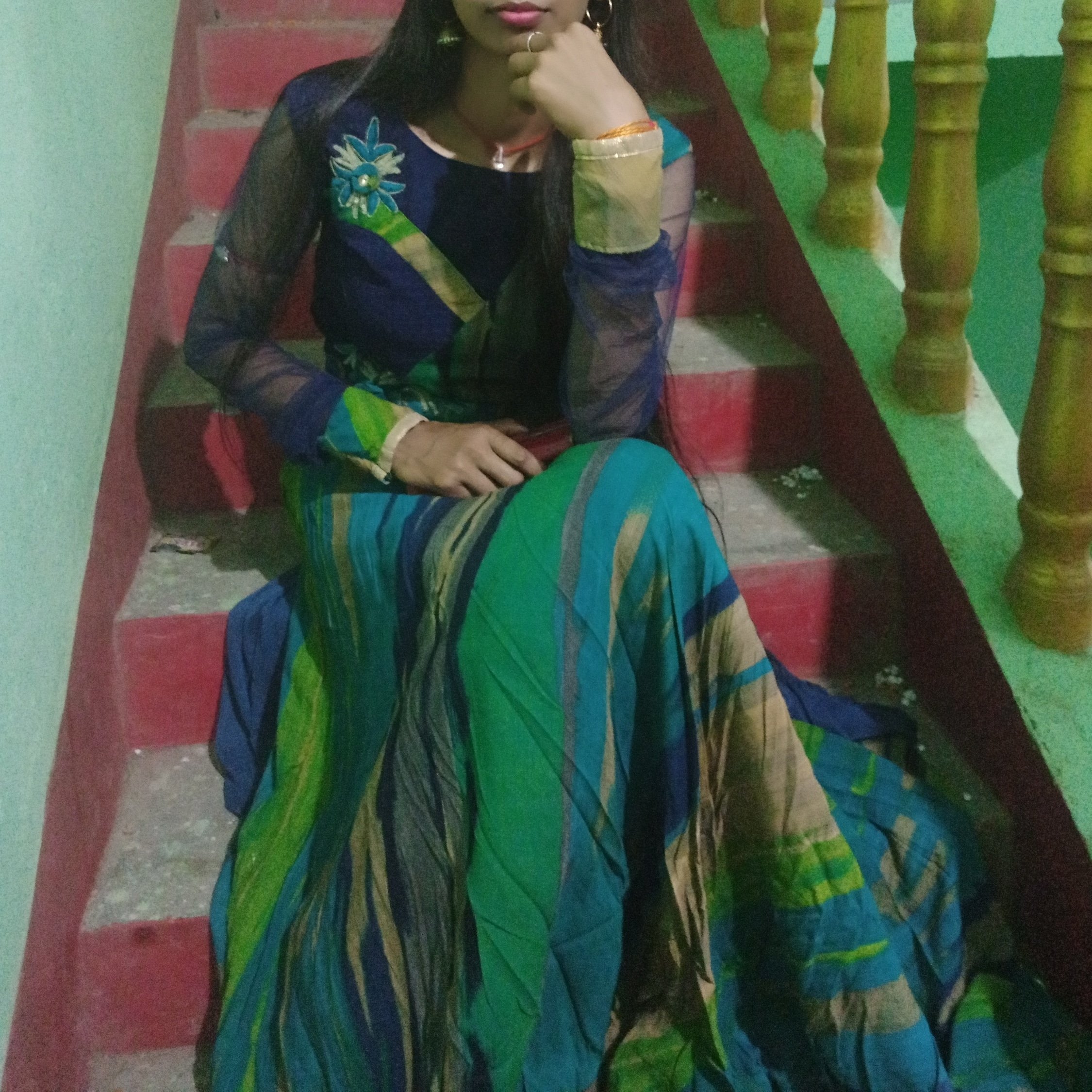 सामने हो मंजिल तो रास्ते ना मोड़ना,
जो भी मन में हो सपना मत छोड़ना,
कदम कदम पर मिलेगी मुश्किल आपको,
बस सितारे छूने के लिए जमीन मत छोड़ना...!!!