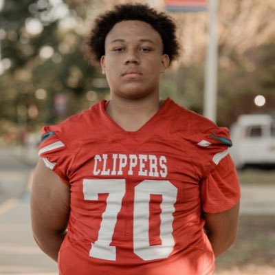 6’2 300 OL/DL Bellport football class: 2024 email: smithmalachi168@gmail.com