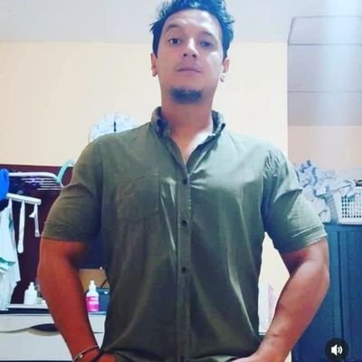 Solo tengo el beso que me diste a medias, el flechazo y la secuela, búscate un recuerdo lleno de enciclopedia y es que tanto te quería... Que te quiero todavía