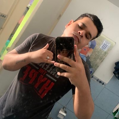 Hola! soy Bryan pero todos me conocen como Golden, tengo 22 años, Peruano 🇵🇪, amante de los gatos💙 y streamer en progreso! (Twitch, Trovo)