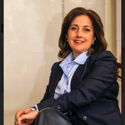 Lic en Filosofia y Letras UPB Alma Mater. Si tenemos deberes , tenemos derechos. No soy mercader de ilusiones. Ciudadana . Observadora política .