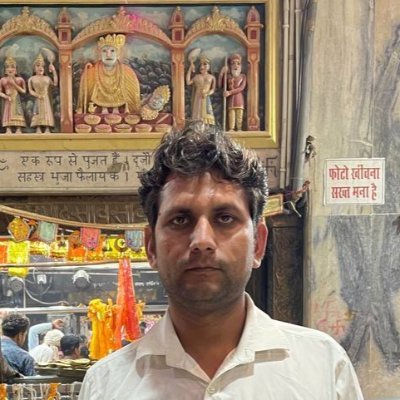 श्री गोवर्धन महाराज ,श्री गिर्राज जी जिन्हें हम एक रूप से पूजत है और और वह सहस्त्र भुजा फैला के हमारा भरण पोषण कर रहे हैं