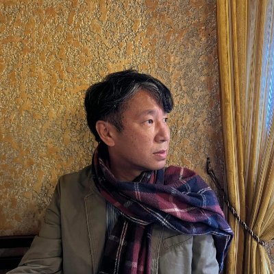 博士(比較文学)。慶應義塾大学卒業。同修士修了。新聞記者を経て台湾のカトリック輔仁大学修士課程修了。同博士課程で博士号を取得。同大で日本史講義を担当した。高校生のころミシガンに留学した。ASD。行く先々で嫌われる。聖公会信徒。