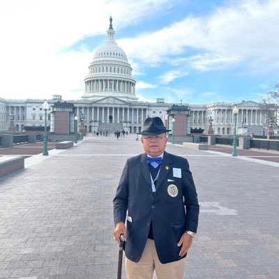 Esposo, padre, abuelo. Abogado, PhD en Derecho y docente,Barcelonista . Gran Maestro Gran Logia Ecuador .