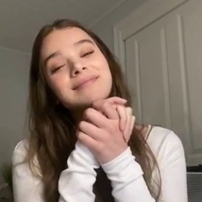 amethystdrms's profile picture. escapist who finds comfort in books