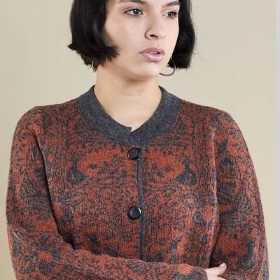 Apasionado por el tejido de alpaca y el algodón orgánico, Pima y Tanguis; por crear diseños inspirados en el rico legado textil precolombina y lo contemporáneo.
