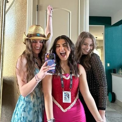 RodriguezAnne17's profile picture. curvy hips, red lips, and a dangerous pair of eyes🥰
#swifty💟👠💋