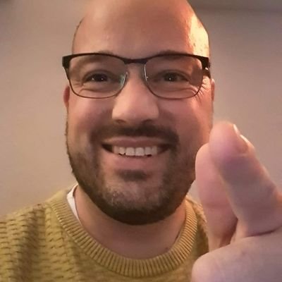 Gelukkige man/zoon/bro, trotse vader, producent van talentenshow. Online expres sikkeneurig op persoonlijke titel. Real life: wil = weg en iedereen mag er zijn