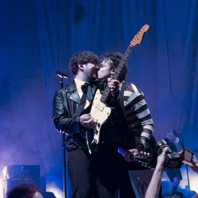 weirdyungblud's profile picture. 