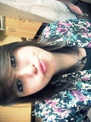 14 anos, Escorpiana, Solteira, Ciumenta, Safada, Pirulito, Shopping, Orgulhosa, Extrovertida, e Vem que eu te mordo :3