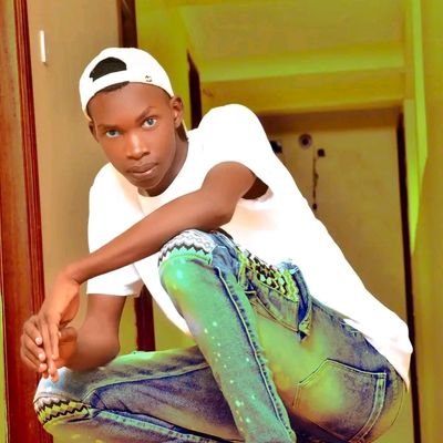 Arua made💪🏽🙏🏽
Memer🤪
 Violence 🤏🏾
Supporting both local and international football🐯🐛🤗