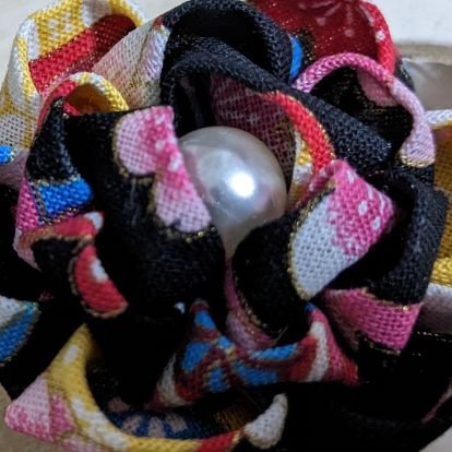 __warabimoti_'s profile picture. 御覧頂きありがとうございます！
つまみ細工を中心に小物を作成しています。
気に入ったものが見つかったら幸いです。
minneにて販売しています。