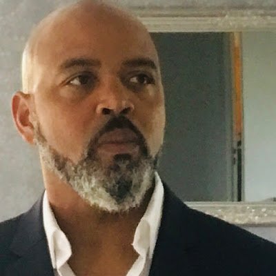 Je surpris mon surhomme en flagrant délit d'humanité et sentis que je l'en aimai davantage. Alors, je chantai la farandole, et je me mis à danser au soleil.