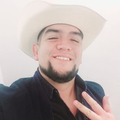 Diseñador y creador de contenido digital, amante de la buena música y la comida, y apasionado por el clásico amor de antaño 🎤😉