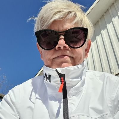 varför är jag här, jo gillar hockey Luleå hockey ❤️💛🖤. Och det är här det händer har jag hört