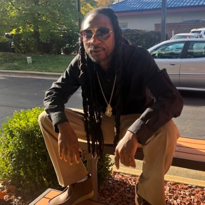 Inspired by the art of the craft. Motivated by life experiences and compiled a versatile catalogue of music. Let this Muzik feed your soul, vibe out with me!!