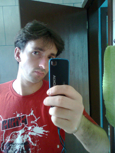 Sou alegre, gosto de sair bastante, me segue hehehe!