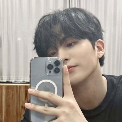 stanie04's profile picture. blunt, objective, slightly cringy... kinda nice tho :^)