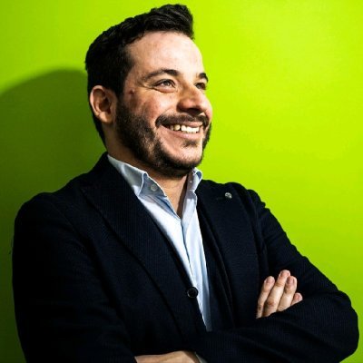 Nato a Messina, dove i mari si incontrano e i cuori si lasciano. Lo Stretto indispensabile l'ho portato con me, il resto è un sogno a cui rimango aggrappato