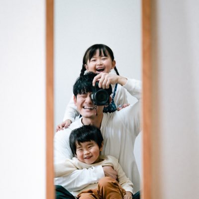 こども写真を撮る人 | 日常の何気ない瞬間に想いを乗せて撮影しています | 二児の父 | Nikon z6iii | 家族写真のご依頼はぜひDMへ(東京・神奈川エリア中心) | note: https://t.co/4t0HI9EMV3