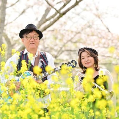 tomikumi1's profile picture. 静岡県掛川市在住のユニット、 TOMI&KUMI （富塚章 ギター、バンジョー、ピアノと太田くみ（トランペット、ボーカル）外のイベントでは明るくバンジョーとトランペット🎺、室内ではJAZZなどなどご要望に合わせた演奏をお届けしています。 出演依頼お仕事依頼はDMへ