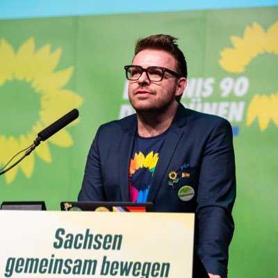 Lehrkraft an einer Grundschule 👨‍🏫 | Mitglied im Landesvorstand von @gruene_sachsen 🌻 Vielfaltspolitische*r Sprecher*in | Diversity-Trainer