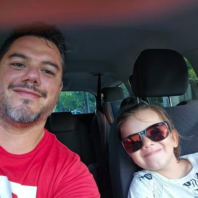 Papá de Joaquín, Facu y Belén junto a Magela.
Emprendedor, aprendiendo de todo y todos.