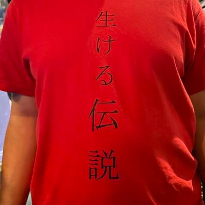 SQUIRE(@SQUIRE_r_k)という大阪のバンドのドラマーです。柏原市のワインと平塚市の潮風で出来てます。拾ったスネアドラムが宝物。人に対して「〜だべ」と使いがちの関西人。同期はオダウエダのウエダの筒香世代。#お笑い大好きバンドマン