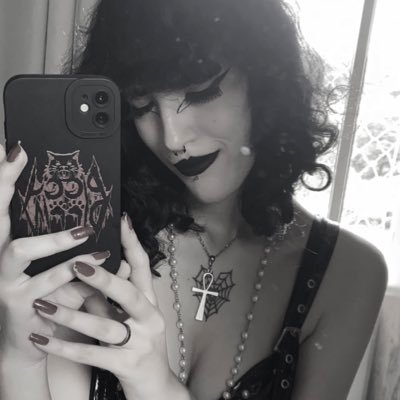 ㅤㅤUma criatura frágil e preciosa que logo ㅤㅤenvelheceria, logo morreria. @mothswitchblade 🖤