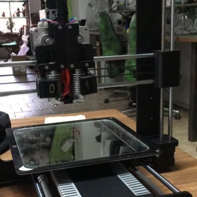 gemeinnütziges 3D-Labor von @xHain_hackspace mit FDM, SLA und Ton Druckmöglichkeiten