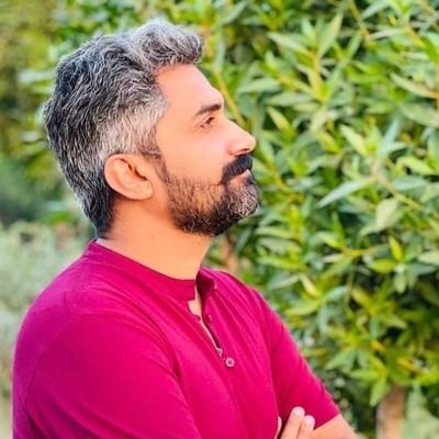 میں نے کبھی کنجوس لوگوں کو محبت دیتے نھیں دیکھا
محبت تو ھمیشہ سخی لوگوں کے ھاتھوں سے پھوٹتی ھے