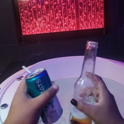 Casal á procura de garotas para se conhecer e curtir Ela(bi) ele(hetero) ambos 21anos ☺️🔥