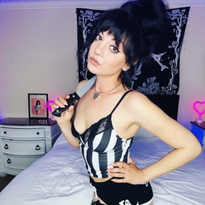 I 🖤all things spooky👻  It is always Halloween in my 🖤🎃  And I’m a whore for horror films🔪 I create spicy content so follow and have some fun🖤