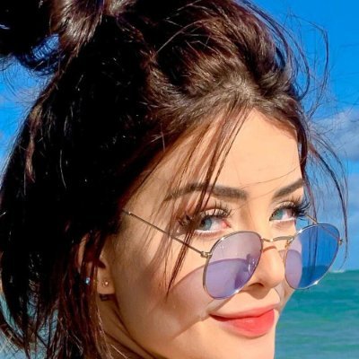 هناك تفاصيل بسيطة تضيف جمالًا لأيامك ، تضـع البهجة في قلبك ، وتمدك بشُعور أفضل ، وتستريح بِها من الضغوط والزحام حافِظ عليها فإنهـا وقودٌ لك