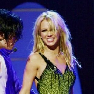 just a fan acc about princess of pop aka Britney Spears          
ᴀɪɴ'ᴛ ɴᴏᴛʜɪɴɢ ᴡʀᴏɴɢ ᴡɪᴛʜ ᴀ ʟɪᴛᴛʟᴇ ʙɪᴛ ᴏꜰ ᴛʀᴏᴜʙʟᴇ