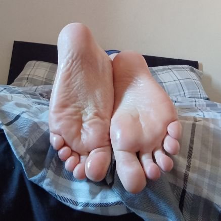 27 years old~ Lover of feet and tickling!😋 Huge lee/sub, looking for friends and potential masters~😜 I love to rp, don't be afraid to message me!❤