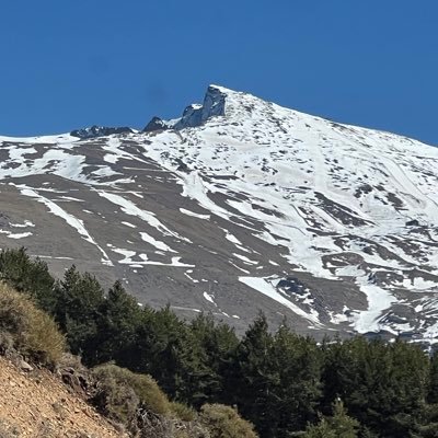 Aficionado a la climatología y meteorología, en especial al seguimiento de las nevadas en Sierra Nevada y la comarca Vega de Granada