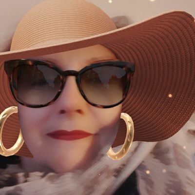 MoniquePuteaux's profile picture. 