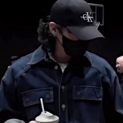 lomltkly's profile picture. she/her .