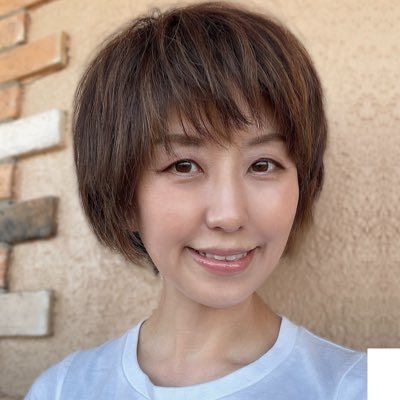 naho_naccho's profile picture. 美容整形級に若返る【表情筋マッサージ&エクササイズ】顔の筋肉、ツボ、リンパに特化したセルフケアを15年実践｜シミ・シワ・たるみなどの老け顔サインを目立たなくできます｜現役看護師18年目｜40歳で肌年齢-10歳達成｜シングルマザー｜娘7歳｜🙇病気休養中で発信をお休みしています🙇
