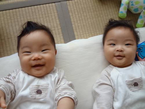 双子の女の子のオヤジだす