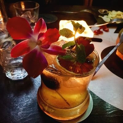 dhkfcm's profile picture. - 그동안 우리 패밀분들 좋아해주셔서 고마웠어요, 
이제는 배드위에서 하는 채형교정 및 스포츠마사지는 못 합니다.
그대신 더 좋은 아로마 오일과 샤워 밤 으로  뵐께요.
-왈츠처럼 우아하게 애로와 건전의 경계를 즐기는 젠틀한 손