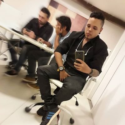 Perfil de um comentador profissional de merda nesta rede social.