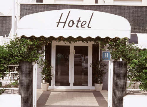 Hotel 3* pequeño,tranquilo,confortable,ideal para pasar unos dias de vacaciones o si vienes por motivos comerciales.
Telf 96-2845600