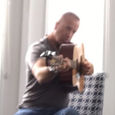 UNISOC560717's profile picture. 日本酒定期便「SAKEPOST」の公式アカウント。
毎月３銘柄がポストに届き、飲み比べながら好きな銘柄との出会いを楽しむ。
現在、新潟の40蔵以上の酒蔵と提携。
銘柄はすべて裏面のQRコードから確認。同じお酒を飲んだ人同士で味の感想をグラフ化したり酒蔵に直接メッセージを送ったり。
自宅で飲み比べ体験できる日本酒サブスク